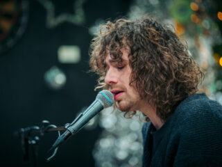 Lucas Hamming doet fantastische cover van 'Space Oddity' in het Glazen Huis