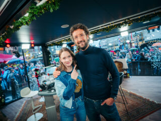 Jan Joost van Gangelen veilt gesigneerd PSV- en Ajax-shirt in het Glazen Huis