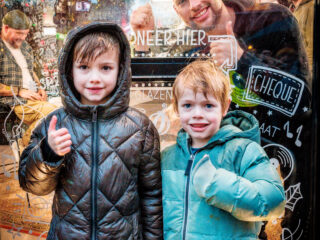 Cute! Kinderen van Barend verrassen hem bij het Glazen Huis