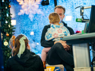 Kinderen van Wijnand komen een sapje brengen in het Glazen Huis