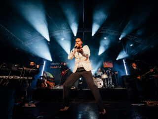 Moshen maar! Dit was de Nijmeegse avond met De Staat, Kaboutertje Putlucht en Waltzburg