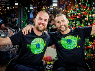 Glazen Huis-dj's Barend en Wijnand scheren hoofd kaal voor €50.000