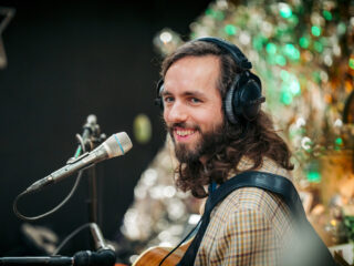 Tim Dawn biedt een exclusief huiskamerconcert aan voor 3FM Serious Request