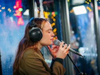 Néomí ontroert Sophie, de luisteraars én de Grote Markt