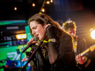 Maryn Charlie gaat als voorprogramma RONDÉ langs de poptempels van Nederland