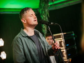 3FM Backstage Sessies: handjevol fans getrakteerd op akoestische sessie Keane