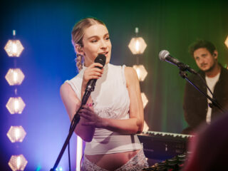 3FM Backstage Sessies: Pommelien Thijs doet kleinste sessie ooit