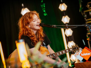 3FM Backstage Sessies: piepklein akoestisch optreden van Froukje voor een handjevol fans