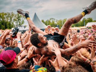 Dit zijn de meest iconische stagedives op festivals