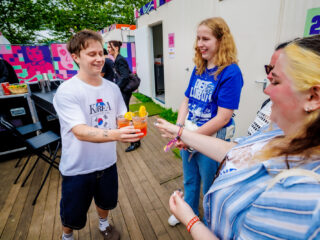3FM Backstage: fans sippen cocktails met Nothing But Thieves op Pinkpop