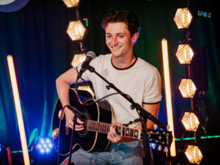 3FM Backstage Sessies: Henry Moodie speelt intieme sessie met onder andere 'drunk text'