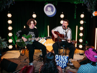 Intieme akoestische sessie met Sea Girls voor een klein groepje fans