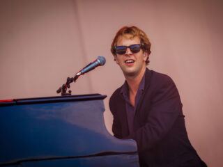 Tom Odell trekt duizenden bezoekers in meeslepende set op dag 1 van Sziget