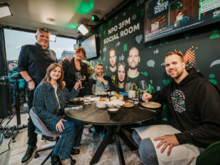 Sophie, Barend en Wijnand eten hun laatste maaltijd voordat ze het Glazen Huis in gaan