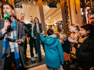 Jasmijn en Jaro sluiten de 3FM-dj’s op in Het Glazen Huis in Zwolle
