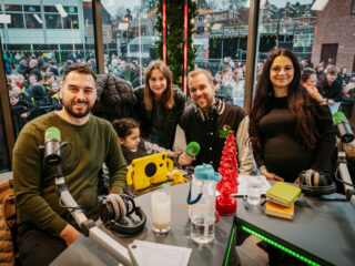 Betül en dochter Esila (5) op bezoek in het Glazen Huis: "Je leeft continu tussen hoop en angst"