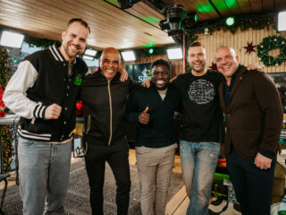 Voetballegendes Andy, Glenn en Royston laten het Glazen Huis schaterlachen