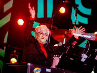 Orgel Joke maakt moshpit tijdens haar 3FM Serious Request-debuut