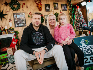 Marieke en dochter Féline op bezoek in Het Glazen Huis: "Dankzij medicatie kan ze weer kind zijn"