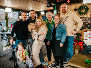 Juna (2) en haar familie op bezoek in Het Glazen Huis: "Het is ondraaglijk dat er geen behandeling is"