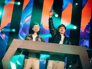 Lucas & Steve stralen op het 3FM Serious Request-podium