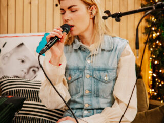 Hannah Mae ontroert Wijnand in Het Glazen Huis met optreden: "Sterk spul hè, die thee"