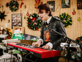 3FM Talent Lenny Monsou zingt 'Idolizer' in het Glazen Huis