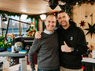 Vicepremier en oud-Zwollenaar Van Hijum komt langs in Het Glazen Huis: "Dit is echt Naoberschap!"