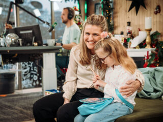 Jasmijn (9) wordt in het Glazen Huis verrast door Vajèn (Elsa) van Frozen