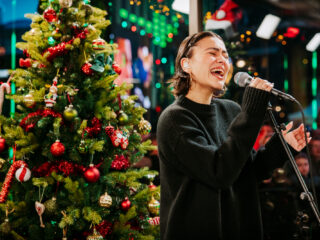 LUNA schittert tijdens 3FM Serious Request met single 'Bij Deze' in Glazen Huis