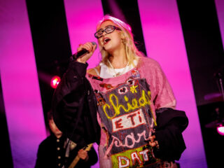 3FM Talent Bente straalt op het podium van 3FM Serious Request