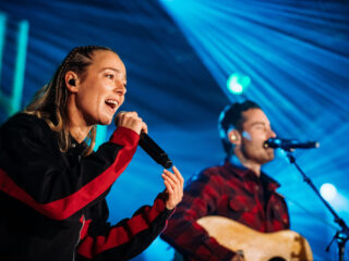 Douwe Bob & SERA spatten van het 3FM Serious Request-podium af