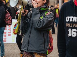 Chaja (31) protesteert tot in het politiebusje: "Het is bizar hoe een vervuilende multinational wordt beschermd"