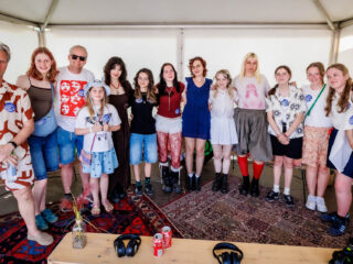 Surprise! The Last Dinner Party crasht privéluistersessie van fans