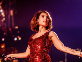 RAYE laat zien hoe je goed voor fans zorgt na Ticketmaster blunder