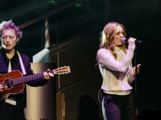 The Indien en Marcel Veenendaal schitteren met ‘How Am I Gonna Love Myself’ tijdens de 3FM Awards