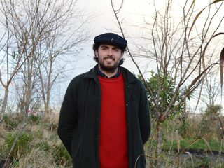 Sem (29) eet uit zijn eigen voedselbos