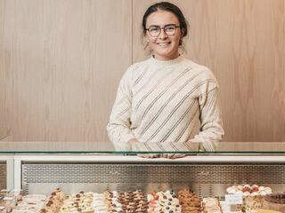 Oud-winnaar 'Heel Holland Bakt' steunt 3FM Serious Request met bakkunsten