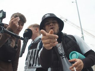 Voorbijgangers zingen luidkeels mee met 'Drank en Drugs' van Ronnie Flex en Lil Kleine