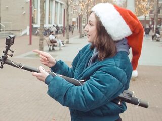Voorbijgangers zingen mee met kerstklassiekers in de Maak 'm Af Kerstspecial
