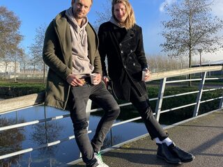 Frank gaat een blokje om met voetballer Siem de Jong