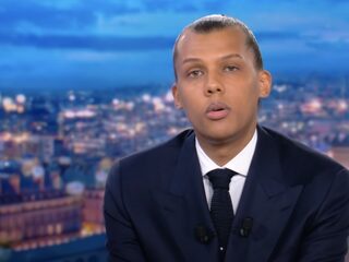 Stromae verrast en zingt zijn nieuwe single 'L’enfer' tijdens een interview