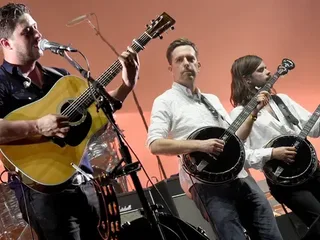 Mumford & Sons brengt Ed Helms (The Office) het podium op tijdens show in Los Angeles