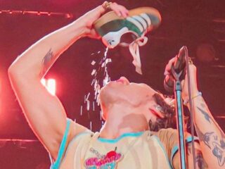 Harry Styles drinkt uit eigen schoen en eert zo Australische traditie