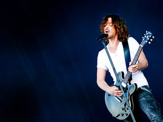 Chris Cornell's dochter Toni zingt en speelt een prachtige cover van 'Hallelujah'