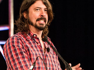 Wanneer je zo high bent op Paul McCartney's feestje dat Taylor Swift je moet redden