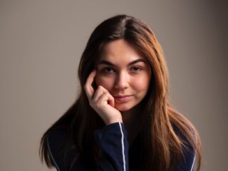 Sarah (22) zingt eigen versie van Joost Kleins nummer op haar vaders uitvaart