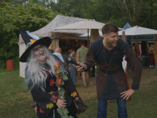 Wie zijn de mensen die naar een fantasy festival gaan? | Jullie En Julien