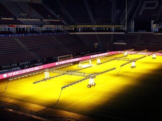Lukt het 3FM-dj Jamie om een boom in het PSV stadion te planten?