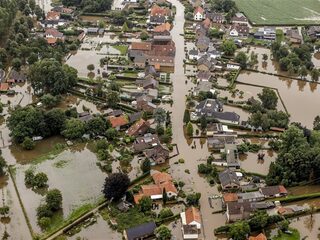 3FM-dj Rob spreekt getroffen familiehotel na de overstromingen in Limburg